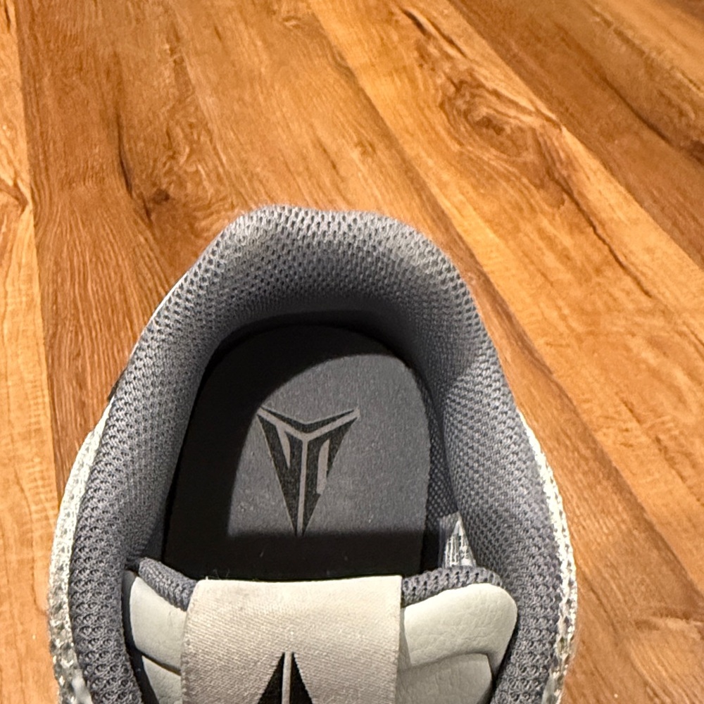 Nike Youth JA 1 Flash Sneakers (Size: 7Y)(EUC) - Picture 15 of 17